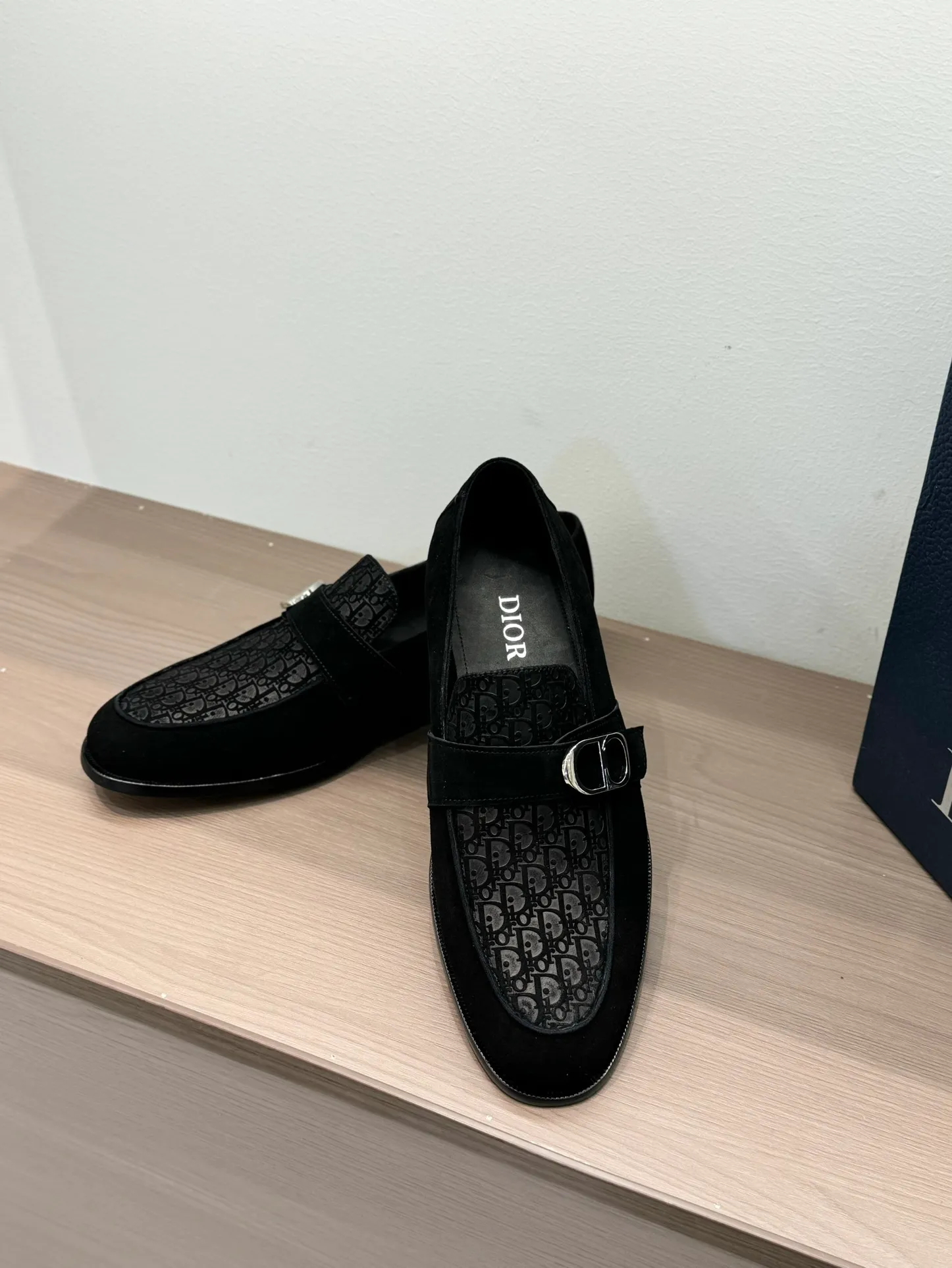 [Dior Dior] Top P: 960💰 Standard code 39-44 (38.45.46 custom-made, non-refundable and non-exchangeable) Dior Dior's latest high-end men's boutique casual leather shoes, the upper is carefully made of black cowhide/open-edge beaded leather/high-mercerized frosted cowhide, the classic silhouette shows elegance, and the upper strap is matched with a metal-coated CD Icon decorative buckle to enhance the style. Comfortable and lightweight, the Italian leather sole features anti-slip rubber inserts. The Blake structured leather sole with anti-slip details showcases Dio*'s exceptional craftsmanship. Elegant and refined, it can be matched with all kinds of suits.